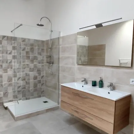 Colormix 3 Etoiles - 95m2 Plein Centre - Ensoleille Climatise Lägenhet *